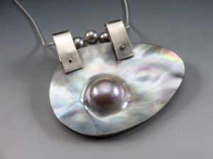 Silver shell necklace